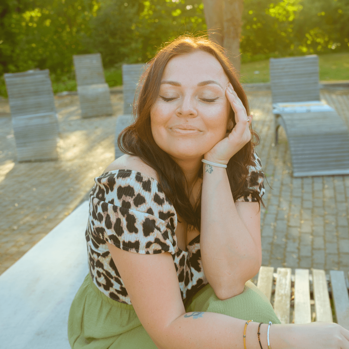 Marina Michaelis schreibt in ein Notizbuch – Coaching für Sinnfindung und Neuausrichtung